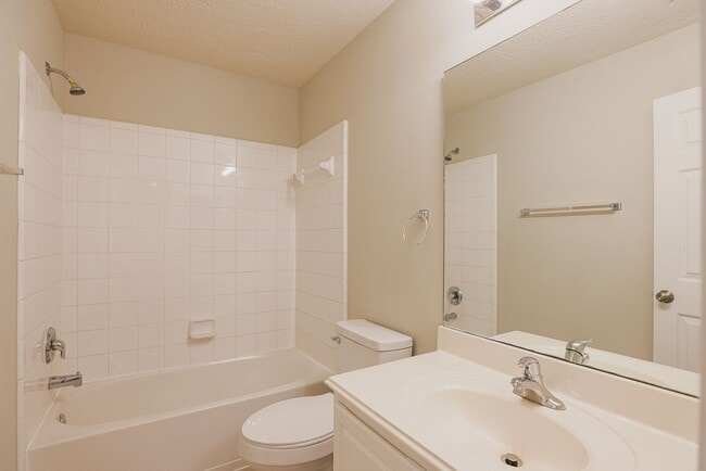 Building Photo - Move in Ready in 77044!