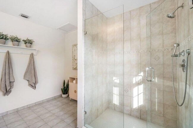 Building Photo - 518 Gardenia Terrace