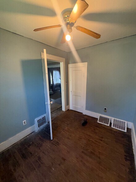 Building Photo - 805 Waldman Ave