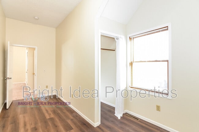 Building Photo - 863 Clark St N