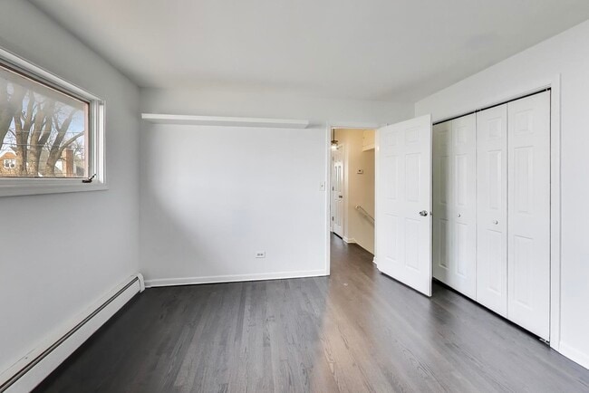 Building Photo - 1006 Devon Ave