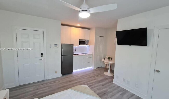 Primary Photo - 7325 Carlyle Ave