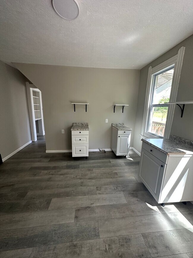 Building Photo - 2bd Duplex Cash Pay