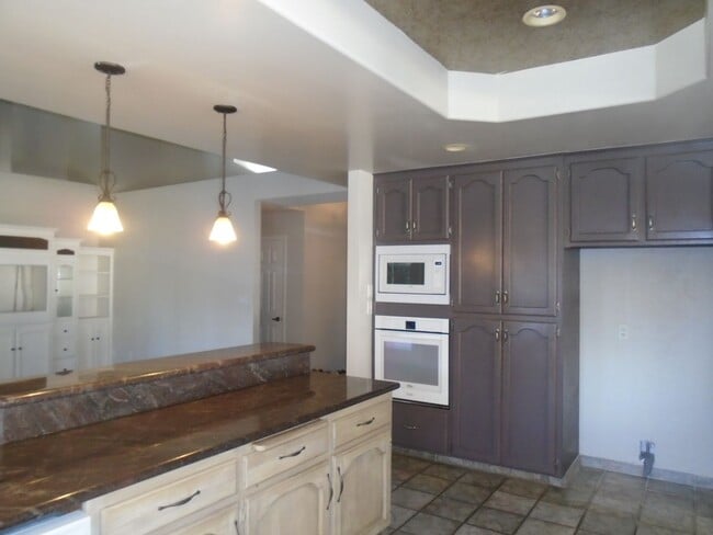 Building Photo - NW - CUSTOM HOME WITH POOL!!