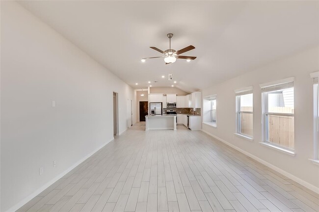 Building Photo - 125 Comet Pointe Dr