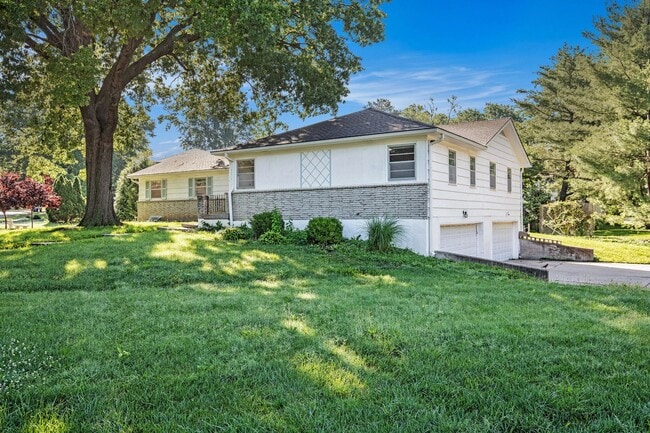 Building Photo - Move in special!! Beautiful 3BR/2BA w/ Garage & Fenced Yard