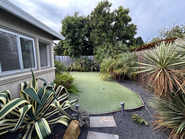 Building Photo - Spacious 3 Bed/1.5 Bath Home Located in He...