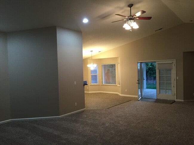 Building Photo - Spacious 4/2 Near Central High School