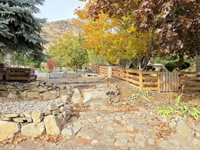 Building Photo - Gorgeous 4 Bed, 3 Bath Home w/ STUNNING RIVER FRONT VIEWS!!