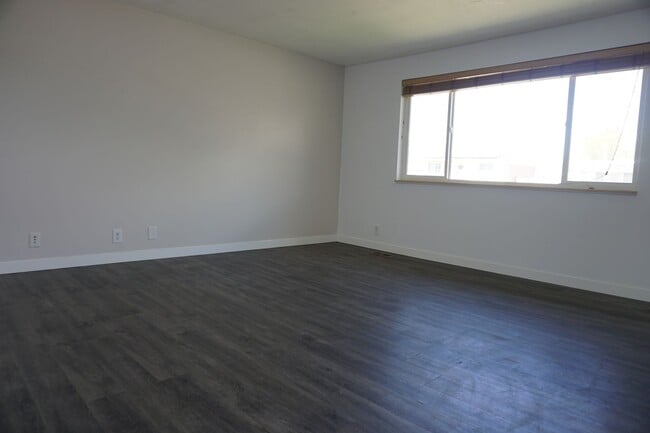 Building Photo - 4 Bedroom 2 Bath West Jordan Home