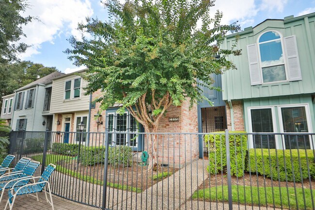 Building Photo - 7499 Brompton St