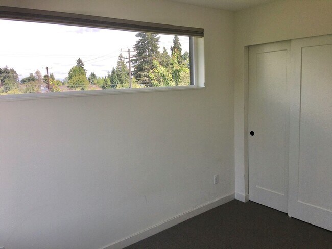 Building Photo - Stunning Town Home with Views of the Sound!