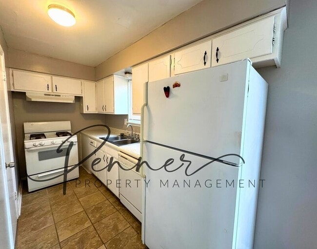 Building Photo - 214 N Oak Dr