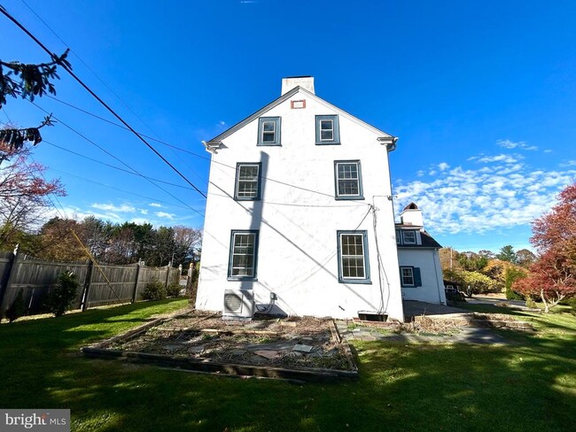 Building Photo - 571 N Newtown Street Rd