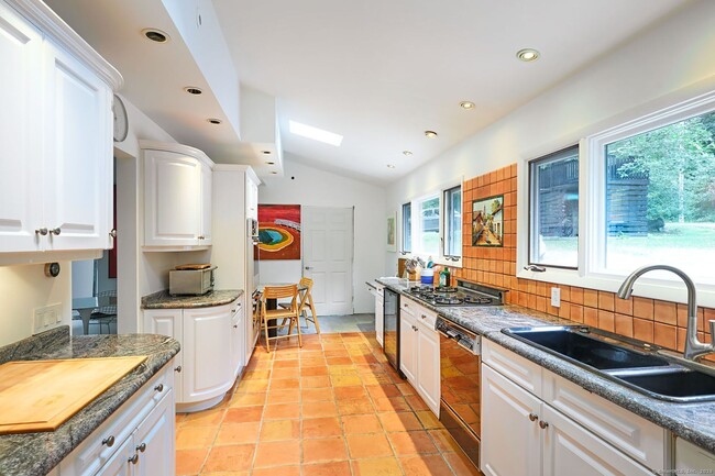 Building Photo - 8 Hickory Ledge
