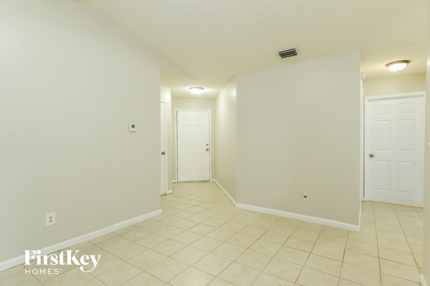 Building Photo - 3021 Caroline Crest Dr E