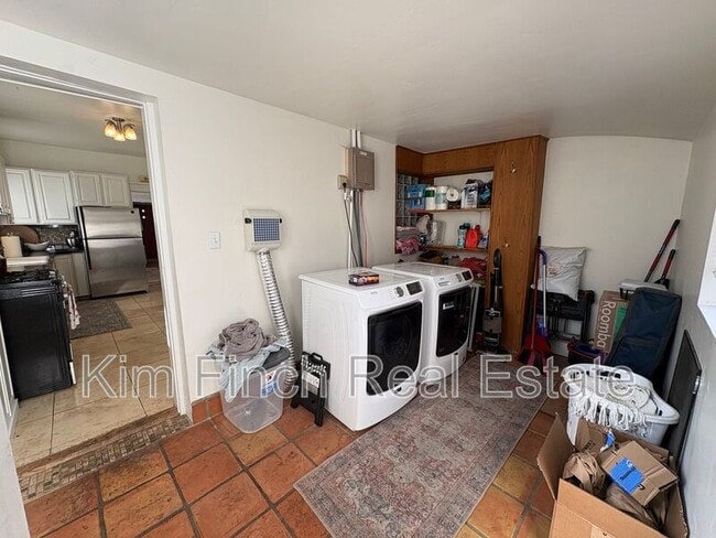 Building Photo - 1149 S Lk St