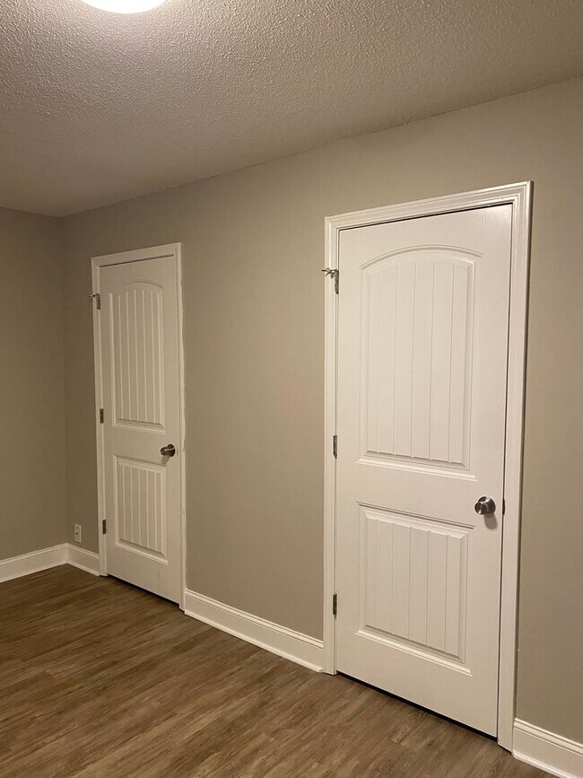 Building Photo - Move in Ready Updated 4 bed 2 bath with ga...