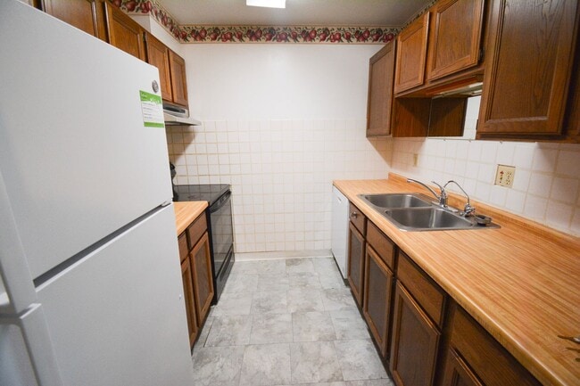 Building Photo - Main floor 2br condo steps from the Dougla...