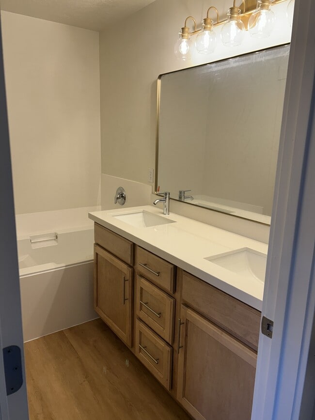 Building Photo - 6754 950 E