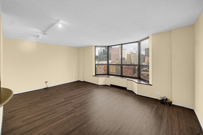 Building Photo - 899 S Plymouth Ct