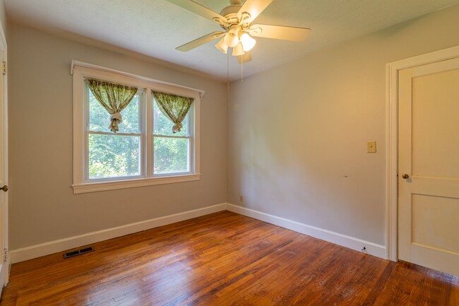 Building Photo - 3 Bedroom, 2 full bath near Pacelli and St...