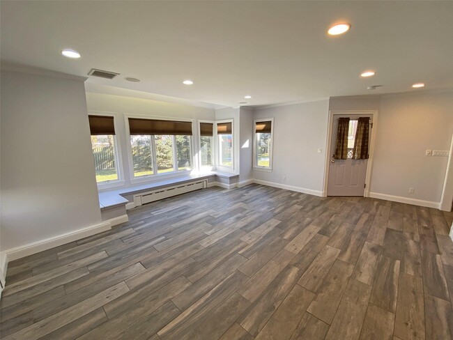 Building Photo - 7 Country Ridge Dr