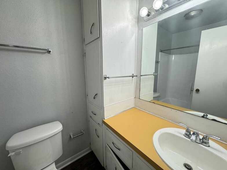 Building Photo - 1405 N Gray St