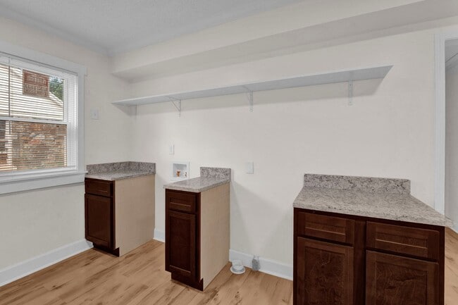 Building Photo - Recently Renovated Brick Home Located Minutes away from Memphis International Airport!