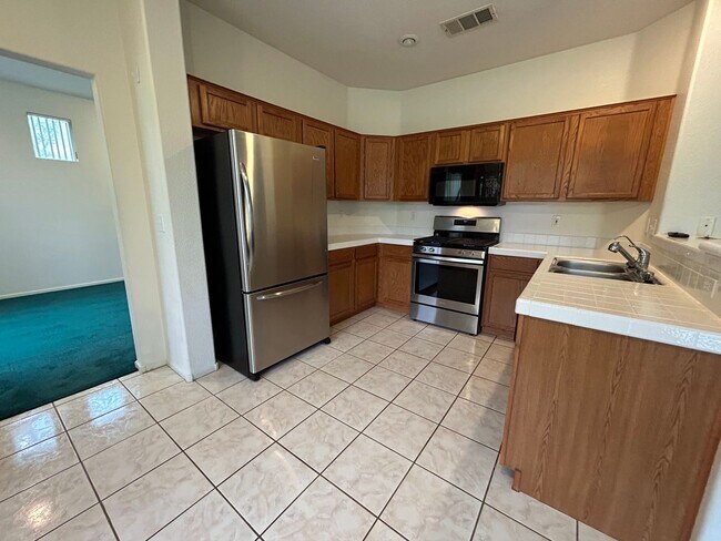 Building Photo - A Fabulous 3 Bedroom Home in Seven Hills