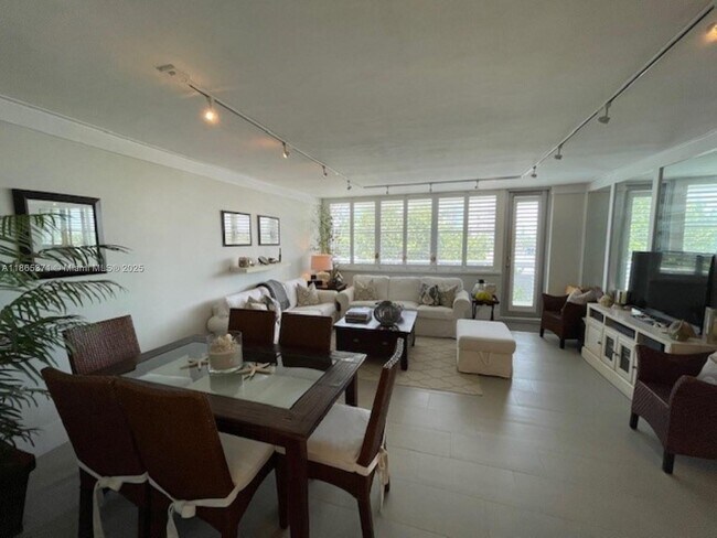 Building Photo - 5313 Collins Ave