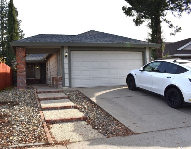 Building Photo - 9435 Soaring Oaks Dr