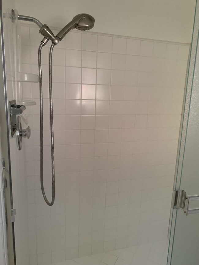 shower in master bath - 5474 Berkeley Rd