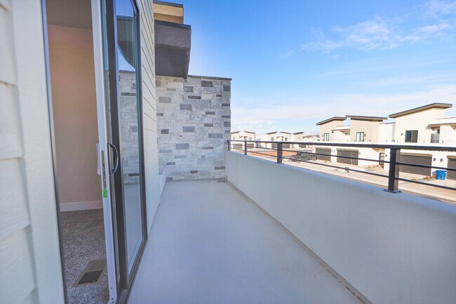 Building Photo - Crimson Park Town Home.