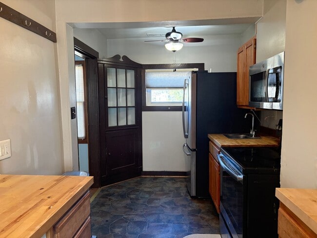 Building Photo - 2 Bedroom, 1 Bathroom House in Greensboro!