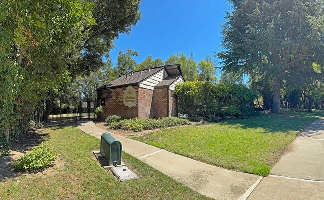 Building Photo - Beautifully Updated 3 Bedroom, 2.5 Bathroom Townhome!