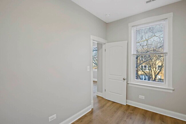 Building Photo - 2626 N Ridgeway Ave