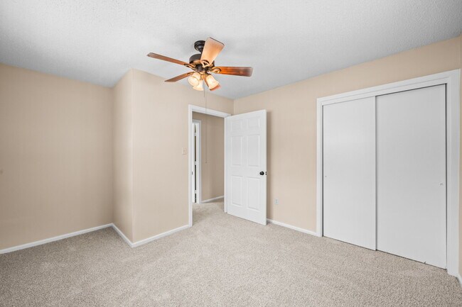 Building Photo - Open Concept 3/2/2, Minutes from LCU & Medical