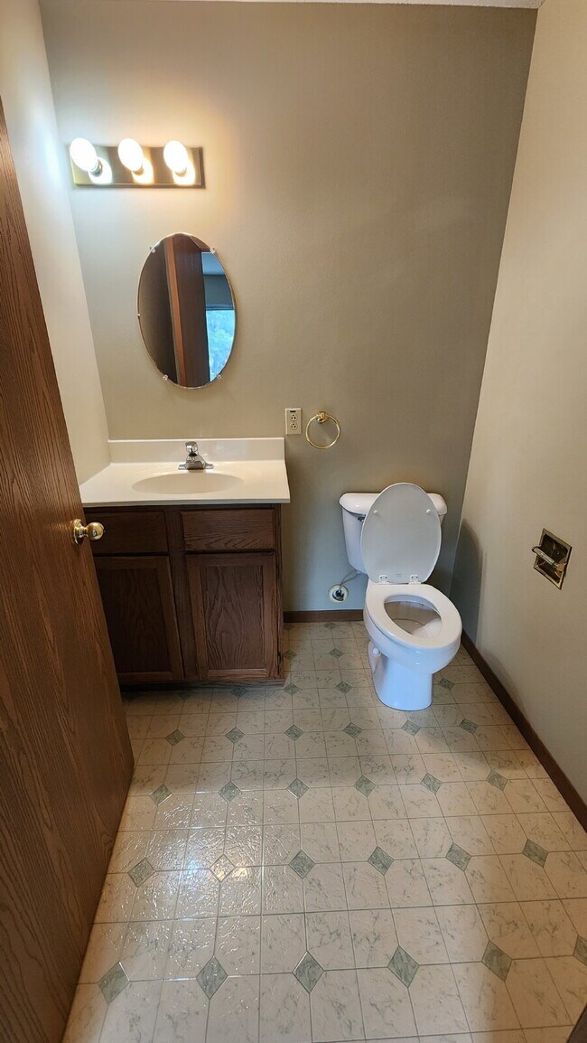Building Photo - 2 Bedroom, 1 1/2 Bathroom Apartment With A/C & Garage - Available Now!