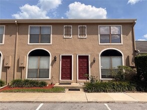 Building Photo - 1305 Park Villa Pl