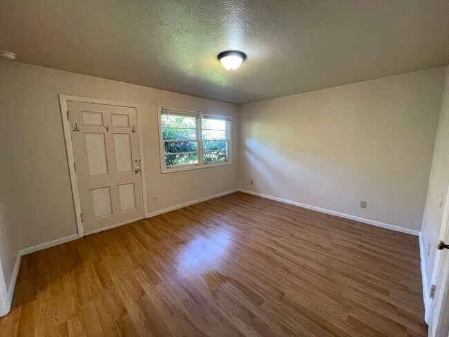 Building Photo - Charming 1 bedroom available in Woodlawn T...