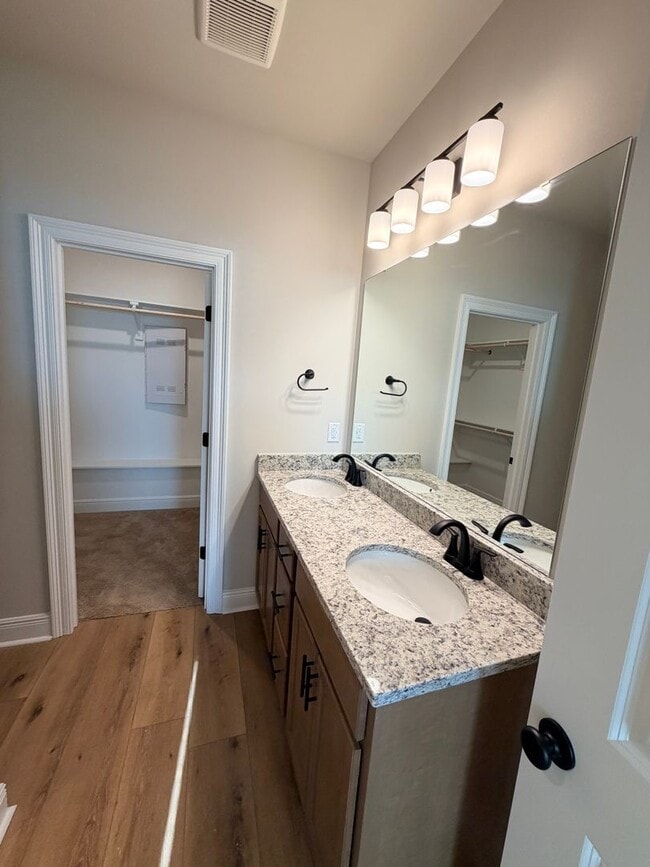 Building Photo - 820 Venecia Dr