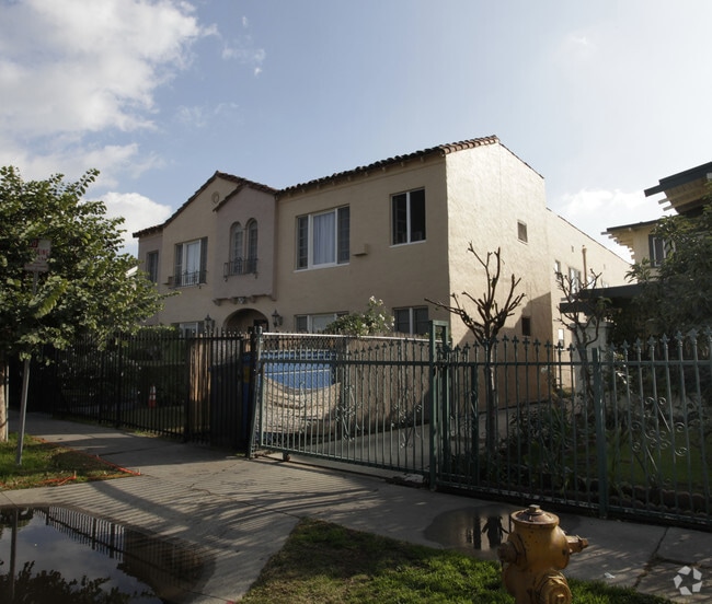 Primary Photo - Le Claire Apartments