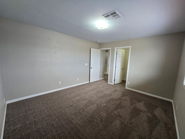 Building Photo - 4 BED, 2 1/2 BATH, 2 STORY HOME!!