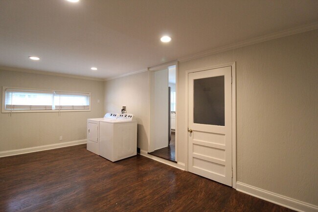 Building Photo - 2 Bedroom 1 Bath Home In Fairway KS