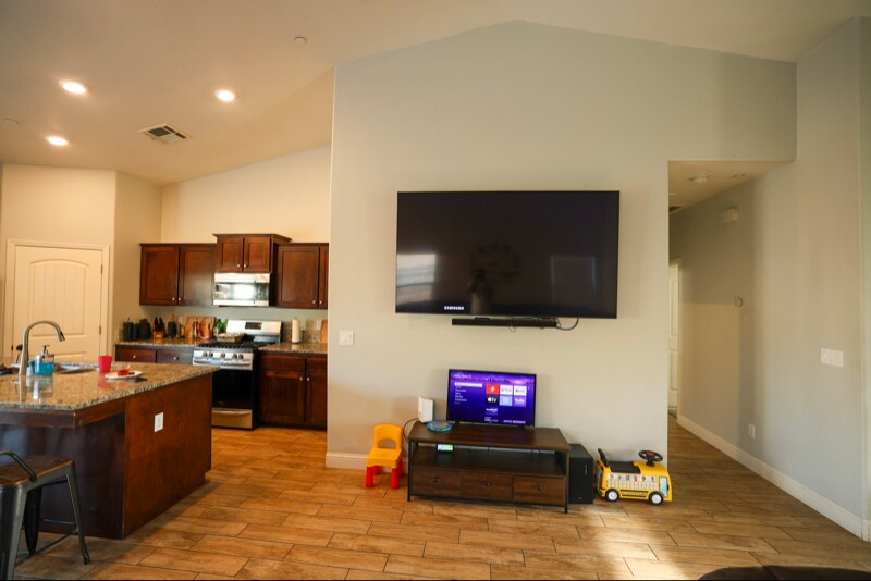Building Photo - 1087 S Orangewood Dr