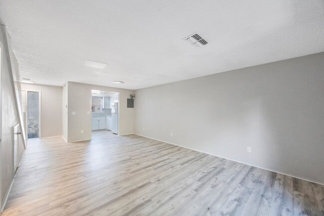Building Photo - Renovated Town Home 2 bedroom 1.5 bath ** ...