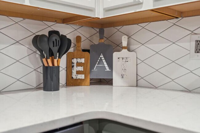 Building Photo - 425 Plantation Rd SW