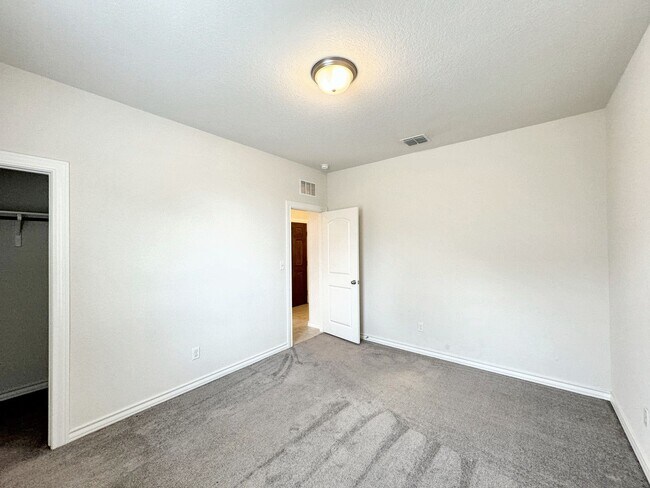 Building Photo - Beautiful Home in New Braunfels