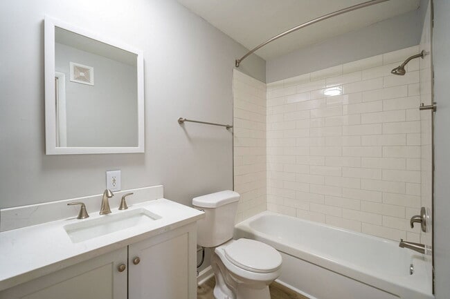 Building Photo - 651 Riverview Dr